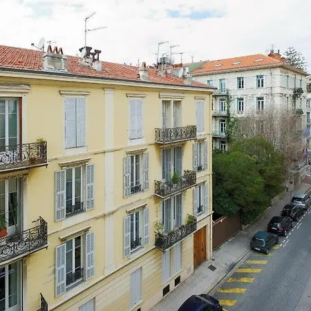 Sunny Corner Apartment *