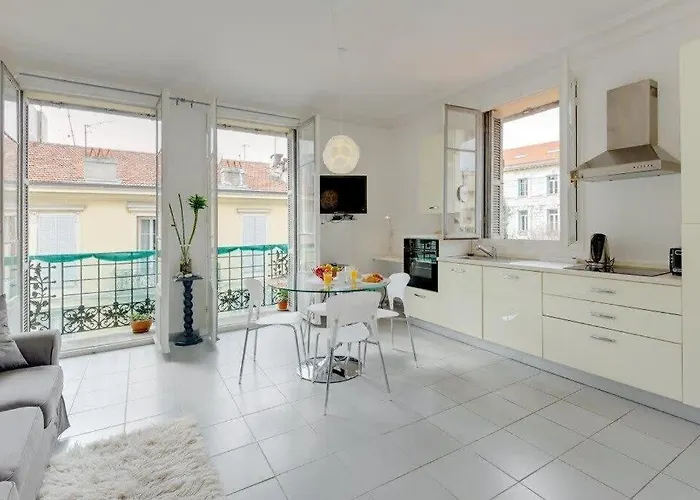 Sunny Corner Apartment